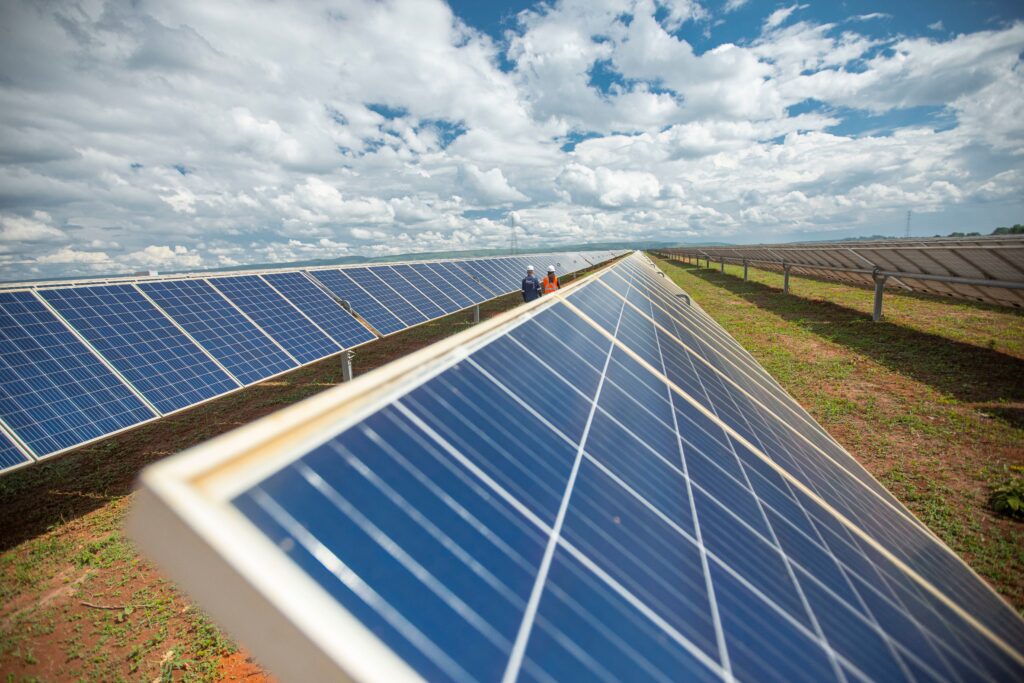 Parque de painéis de energia solar.