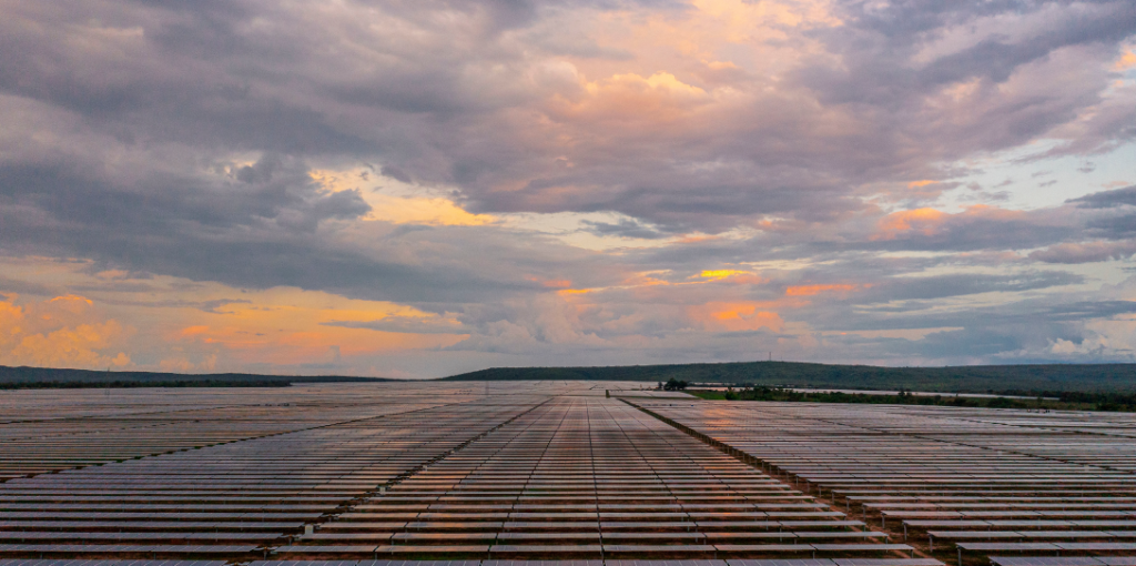 Parque de geração de energia solar. COP26: compromissos de sustentabilidade e o papel da energia limpa